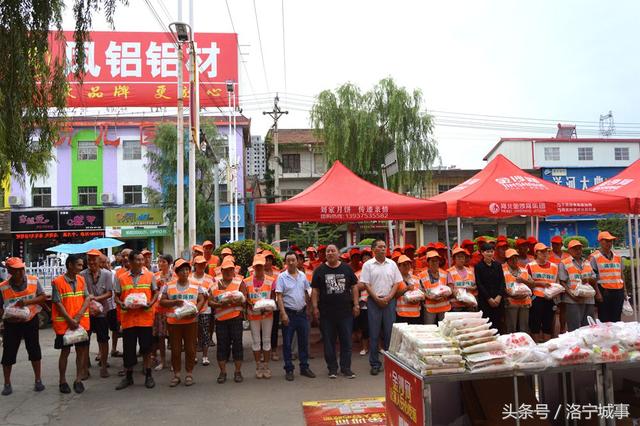 洛阳市人大代表曲焕平,洛宁县市政园林局副局长郭保军等参加了仪式.