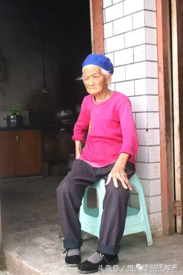 年迈的老奶奶静坐在家门前
