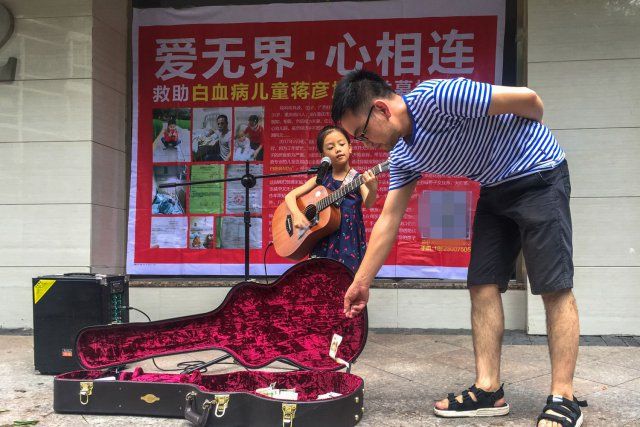 7岁女孩街头卖唱救弟我有钱治你的病了