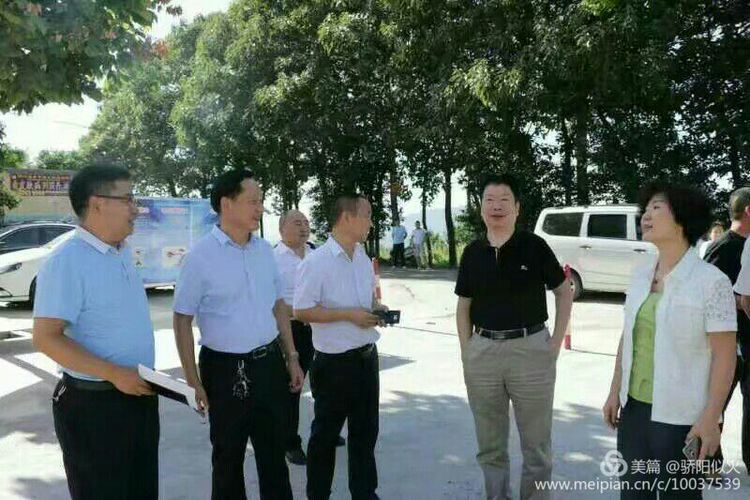 王市长与优秀教师合影教体局常务副局长冯永伟在学校调研!