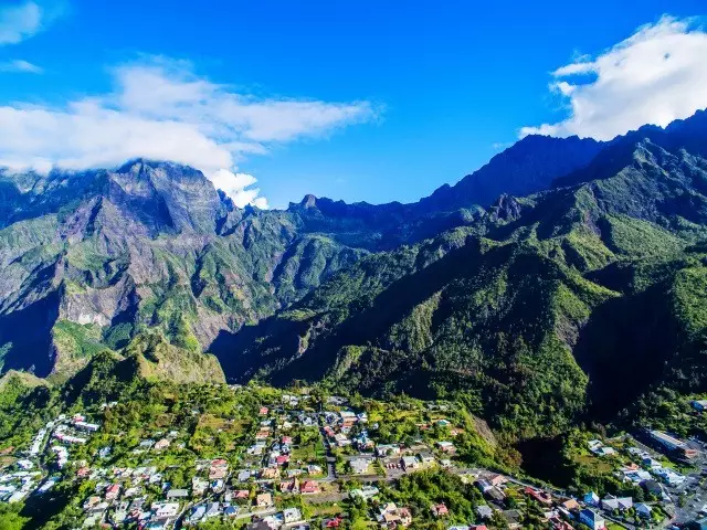 萨拉济三座冰斗▲留尼汪奇特的冰斗地貌▲留尼汪的活火山地貌这个印度