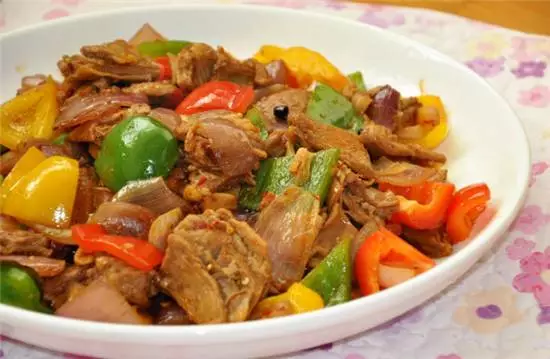 大盘羊肉,是新疆人最家常的一道菜,为什么一定要来裕民吃呢?
