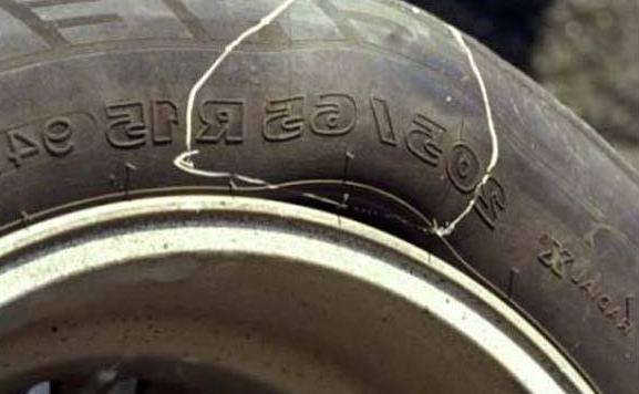 要判断轮胎是否需要更换,除了定期检查轮胎磨损安全线外,更要在用车