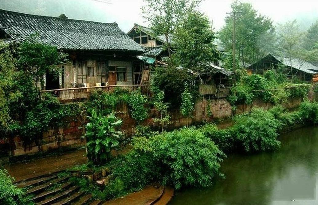 上里古镇位于四川雅安，保留着许多明清风貌的建筑