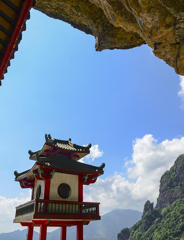 闽南也有一座"悬空寺",整座寺庙挂在峭壁上