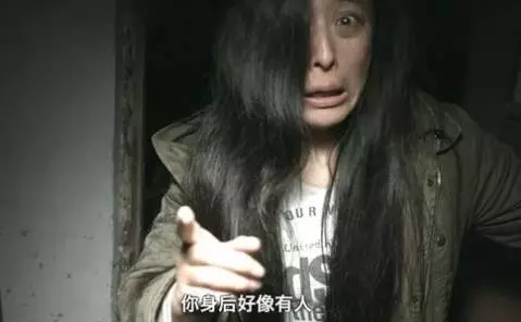 《贞子》中,电视突然打开,披头散发的白衣女鬼把手伸出电视