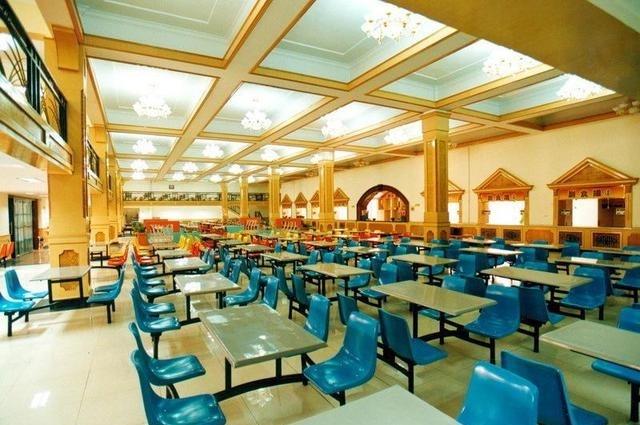 【最奢华的高校食堂-中国人民大学】 上榜理由:我们的食堂有百万的