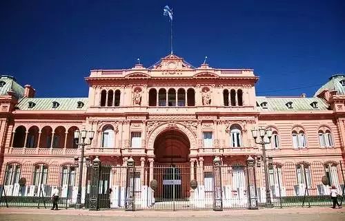 总统府正面面对五月广场(plaza de mayo),是阿根廷人民庆祝重大活动