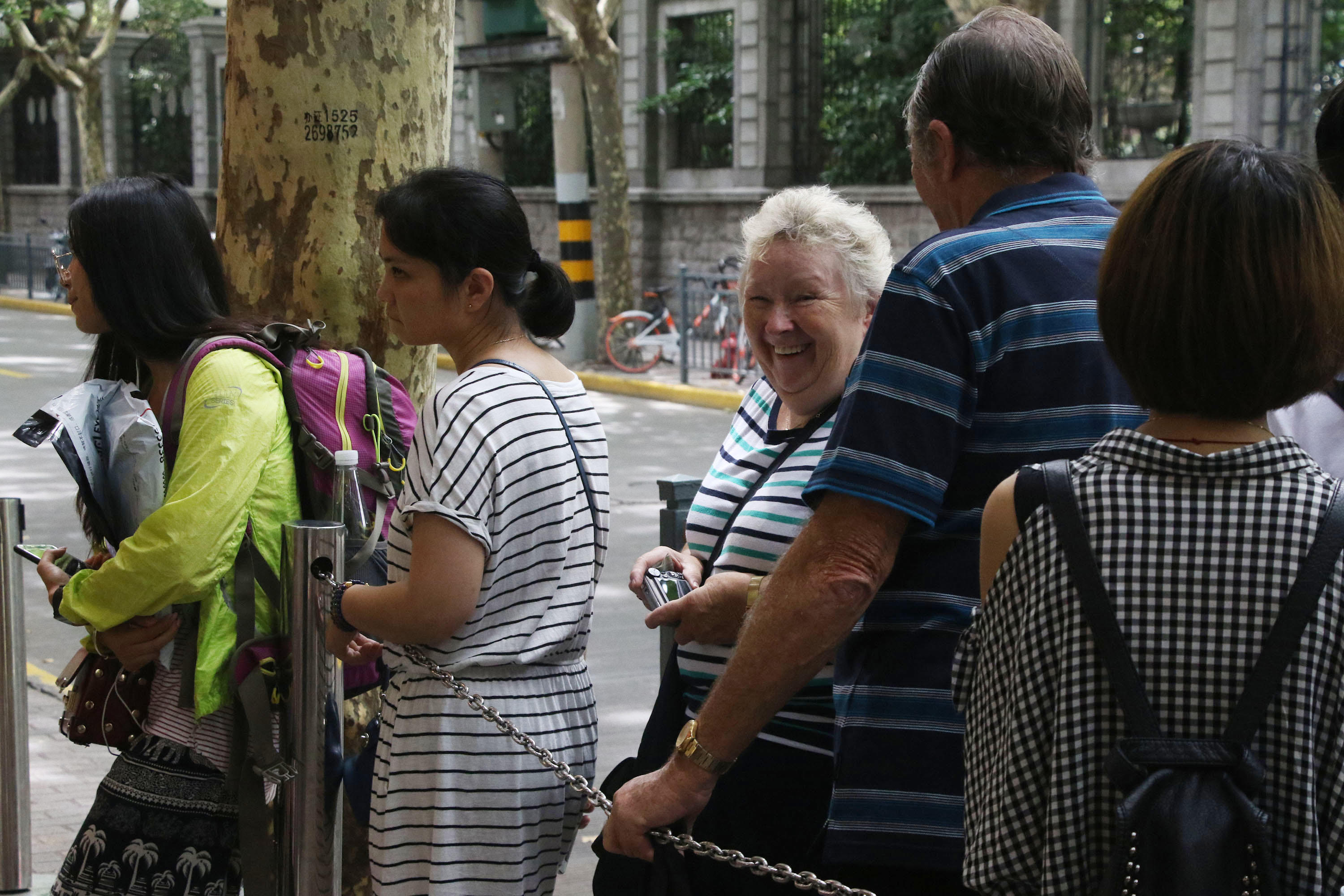 别人排队俩小时大妈上来就插队 遭老外怒怼