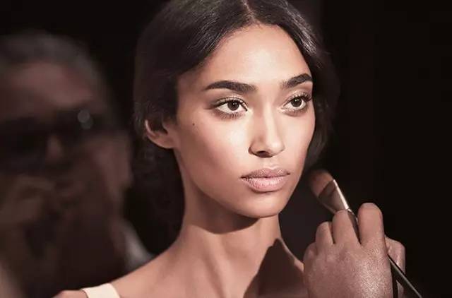 anais mali 来自 乍得,这位同时拥有乍得和波兰血统的混血美女,自2009