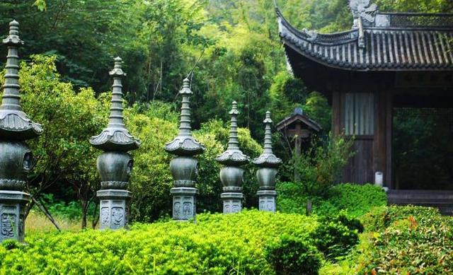 灵隐寺背依北高峰,面朝飞来峰,两峰挟峙,山地平缓.