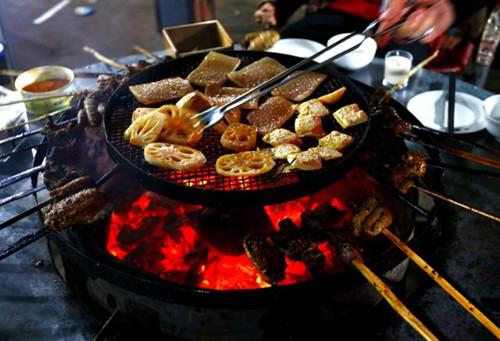 正文  在西昌凉山彝族自治州内,有一种彝族的传统烧烤美食——火盆