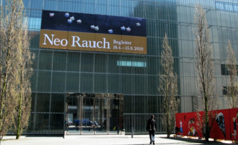 莱比锡美术馆外墙张贴的"neo rauch begleiter"展览海报  wordpress