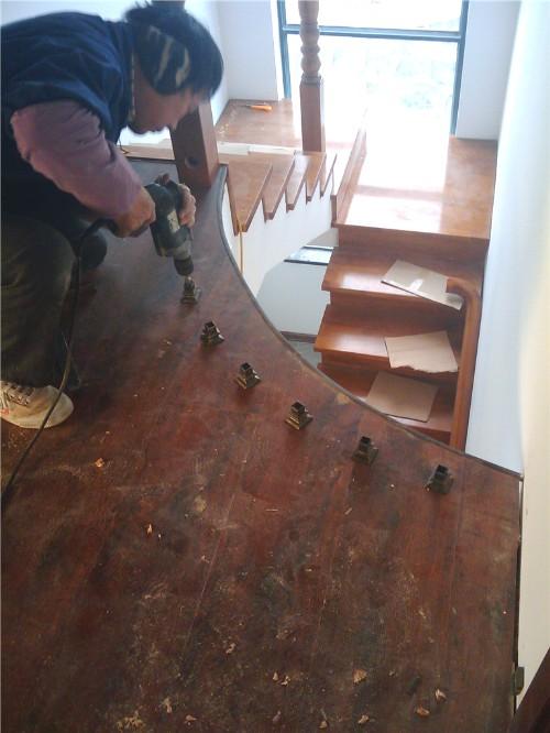 老木工边装修边讲实木楼梯有那些选材技巧和保养