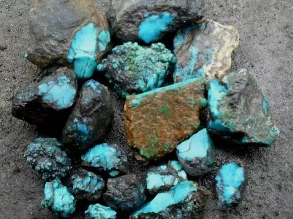 与绿松石伴生的矿物有石英,胶磷矿,重晶石,水云母,高岭石,蓝铜矿