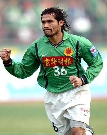 1997年,卡西亚诺加盟北京国安,当赛季打入6球,次年,卡西亚诺在为国安