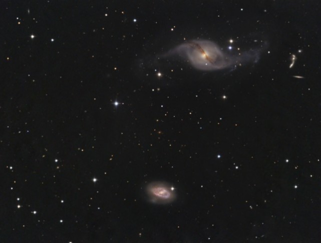 最显眼的的是一对漩涡星系对 - ngc 3718 (上右)与 ngc 3729 (中下)