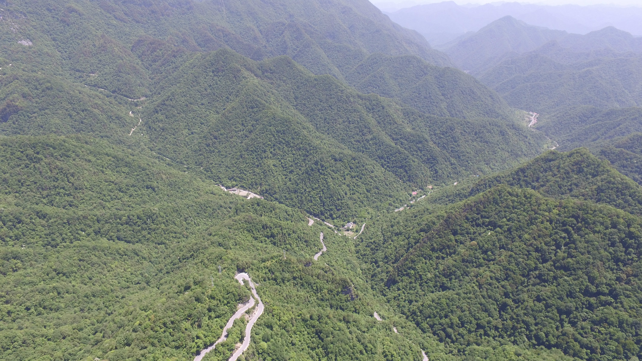 整个庙宇被紫柏山和周围的韦陀山,青龙山,凤凰山和柴关岭五座