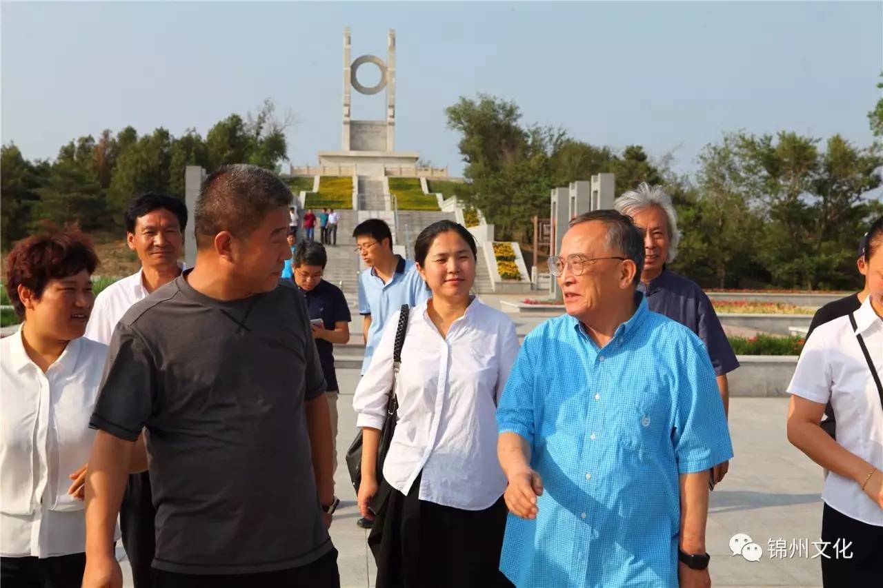 厦门张仃美术馆馆长徐向阳向张仃先生家乡的小学——芳山镇小学赠送了