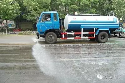 感觉 洒水车  夏天走在马路上,如果来了一辆洒水车,就可以准备好享受