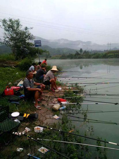 钓鱼也不是什么高尚的事情,有一帮人饵料袋随便丢