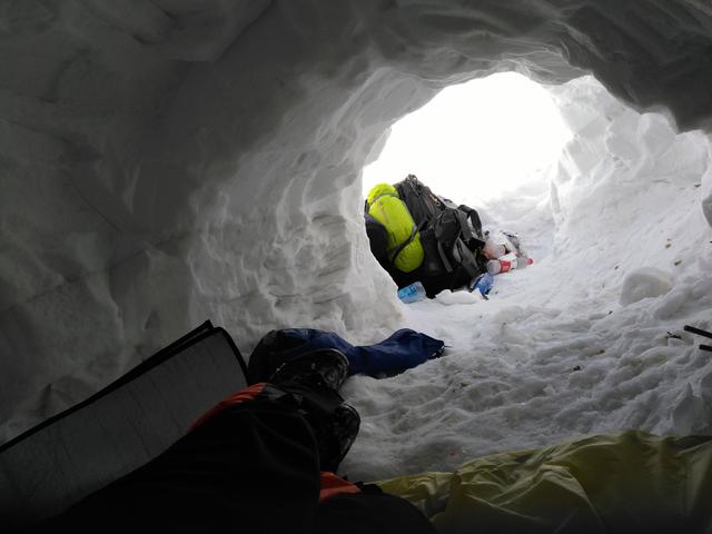 驴友逆天玩法挖雪洞喝酒涮肉看看照片就透心凉