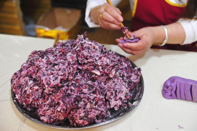 丽江古城:美食"鲜花饼" 原来是这样做成的!