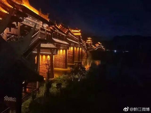 重庆濯水古镇风雨廊桥的夜景照光彩绚丽亚洲最长