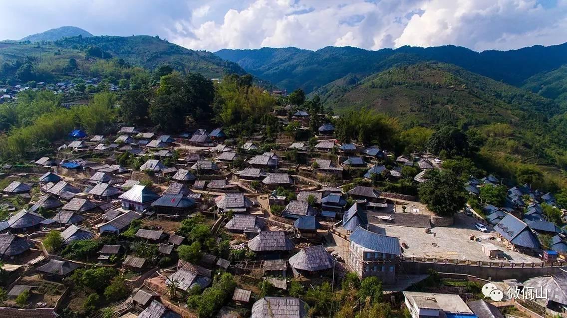 走进沧源自治县单甲乡嘎多村,一栋栋独具佤文化特色的落地式,杆栏式