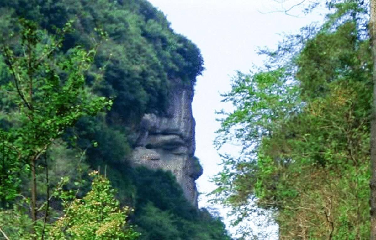 仔细瞧,这是依山形表现的姜维神像,好似戴着头盔,高耸的鼻子,大大的