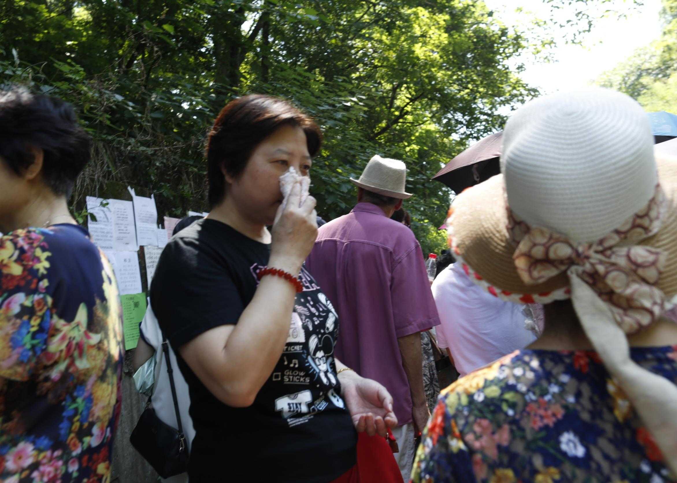 杭州大妈大叔顶烈日为子女找对象,单亲遭歧视