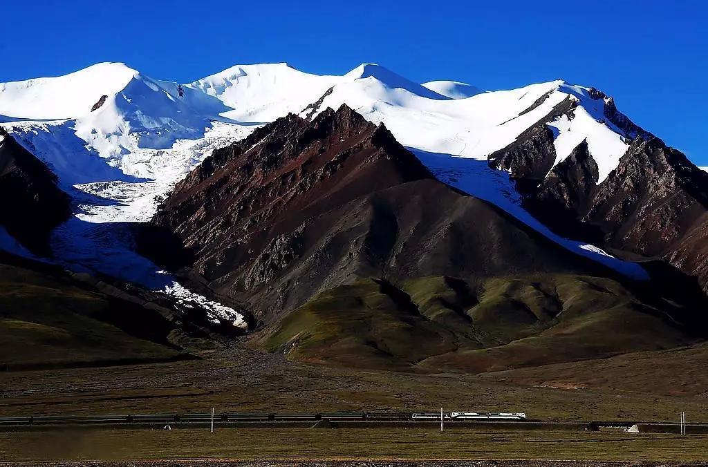 玉虚峰-玉虚峰是玉珠峰的姊妹峰,位于青海格尔木市区160多公里的昆仑