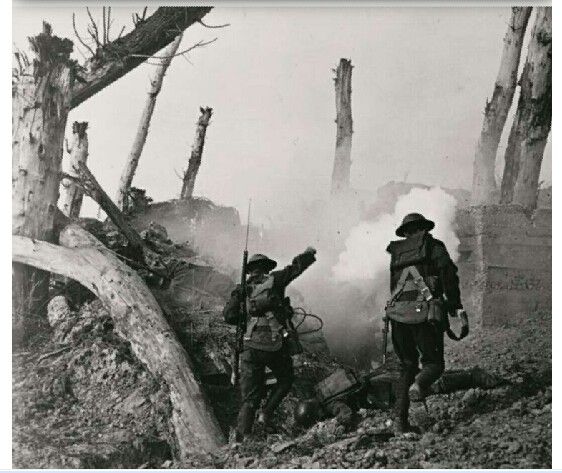 3,一战中,两名美国士兵正在抢占德军阵地.