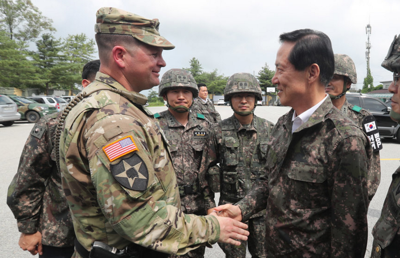 韩国坡州市,韩国新任国防部长官宋永武访问都罗瞭望台,与驻韩美军