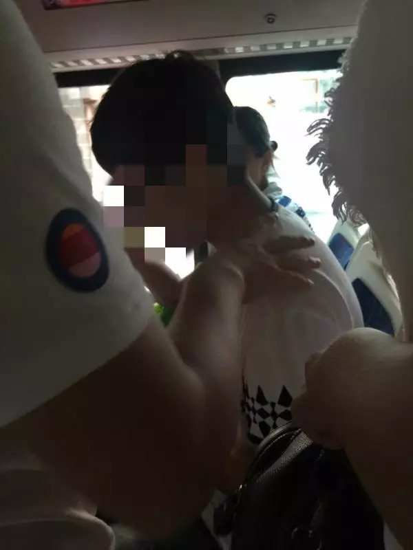 男子公交车上偷拍女乘客胸部欣赏照片被抓现行