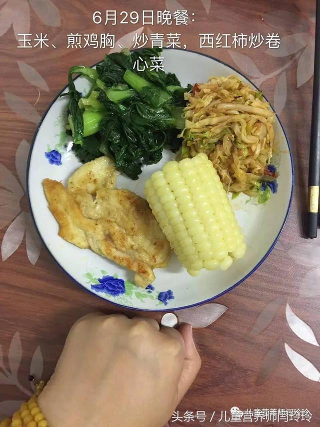 虾,贝类,鸡胸肉,牛肉,豆制品 杂粮主食或薯类主食 蔬菜,减脂期晚餐