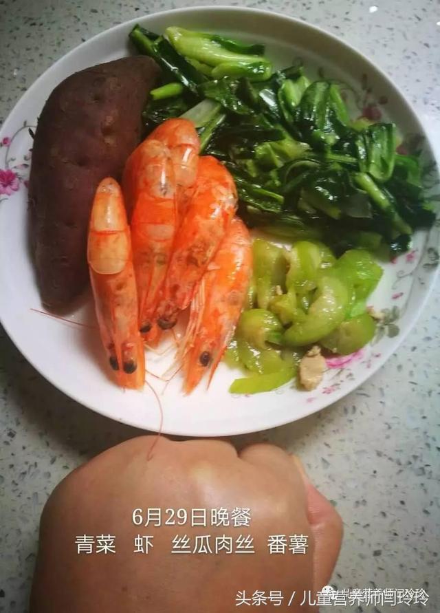 虾,贝类,鸡胸肉,牛肉,豆制品) 杂粮主食或薯类主食 蔬菜,减脂期晚餐