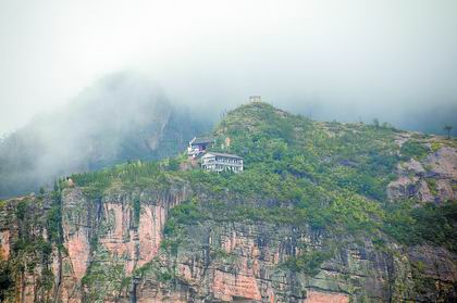 与南江水库,南江林场景区相连 八华山位于画水镇.八峰环列,奇胜献华.