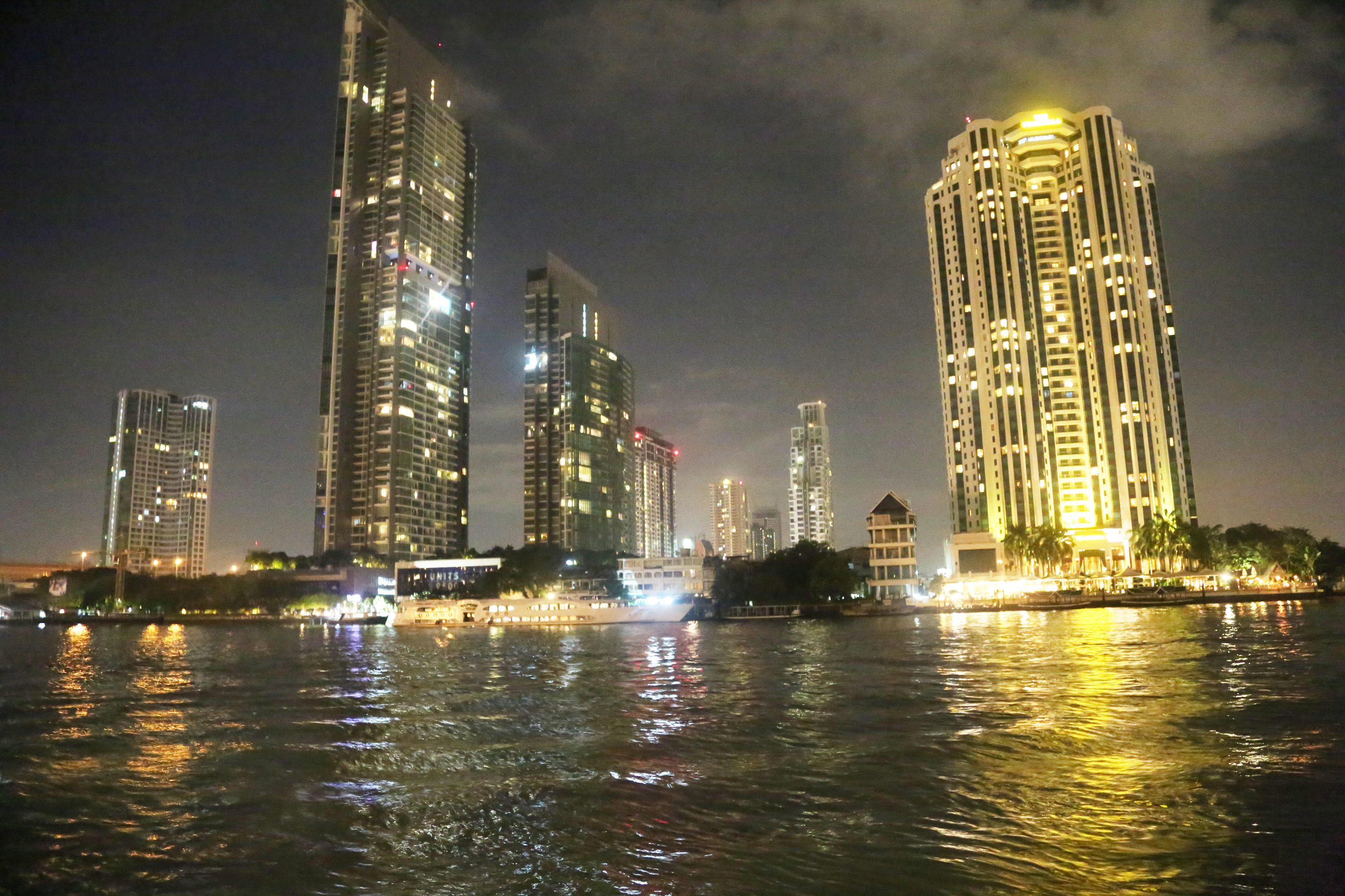 昭披耶河(泰语:,英语:chao phraya river),中文俗称湄南河,是泰国第一