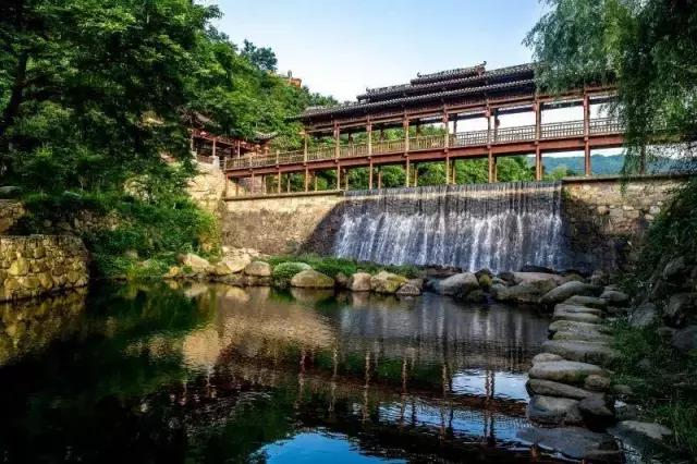 民俗村客房与油纸伞从锦里沟的腾旅e卡通旅游年卡入口走过画纸坊船