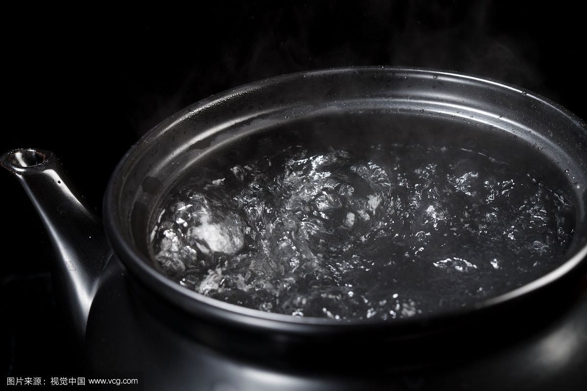 人们日常喝的水大体有两种:桶装的纯净水和自家烧的开水.