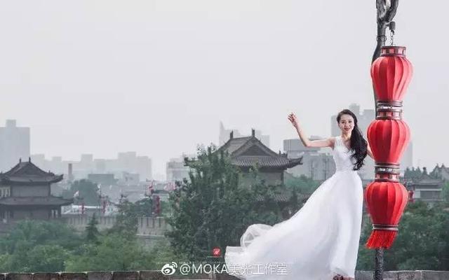 美丽新娘和个性新郎在西安城墙拍婚纱照你喜欢么?