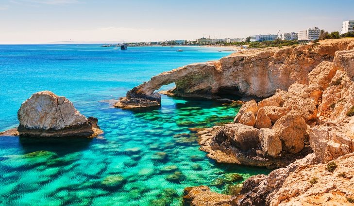 塞浦路斯是东地中海的一个岛国,平均气温约为24摄氏度,气候温和.