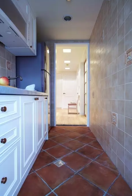 厨房的地面仿古砖斜贴,填白色的缝,非常的不错.