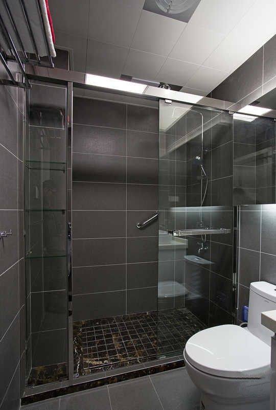 卫生间深色瓷砖采用白色勾缝,增加空间延伸感.