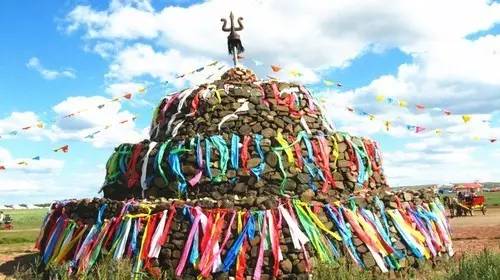 蒙古族敖包祭祀习俗的象征意义