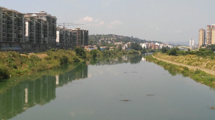 舞阳河两城风景如画,相辉相映岑巩体育场标志性建筑凯里的岑巩县城与