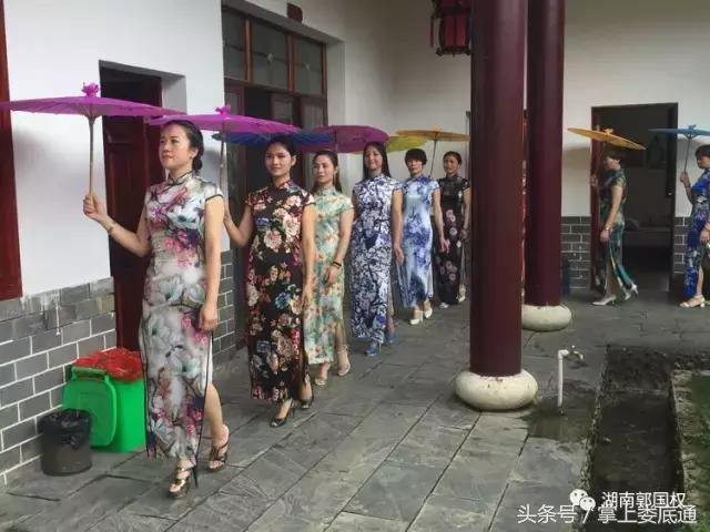 湖南涟源美女大秀旗袍和水中瑜伽美醉了