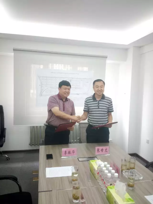 董事长李振华(左)与北大仓粮油总裁张世文正式签约