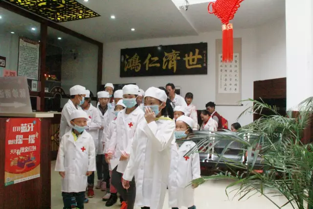 在鸿仁堂中医馆当了半天小学徒孩子们都惊呆了